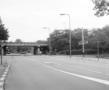 884486 Afbeelding van ANWB-richtingborden op een hoge zuil, rechts in de berm van de Koningsweg te Utrecht, met op de ...